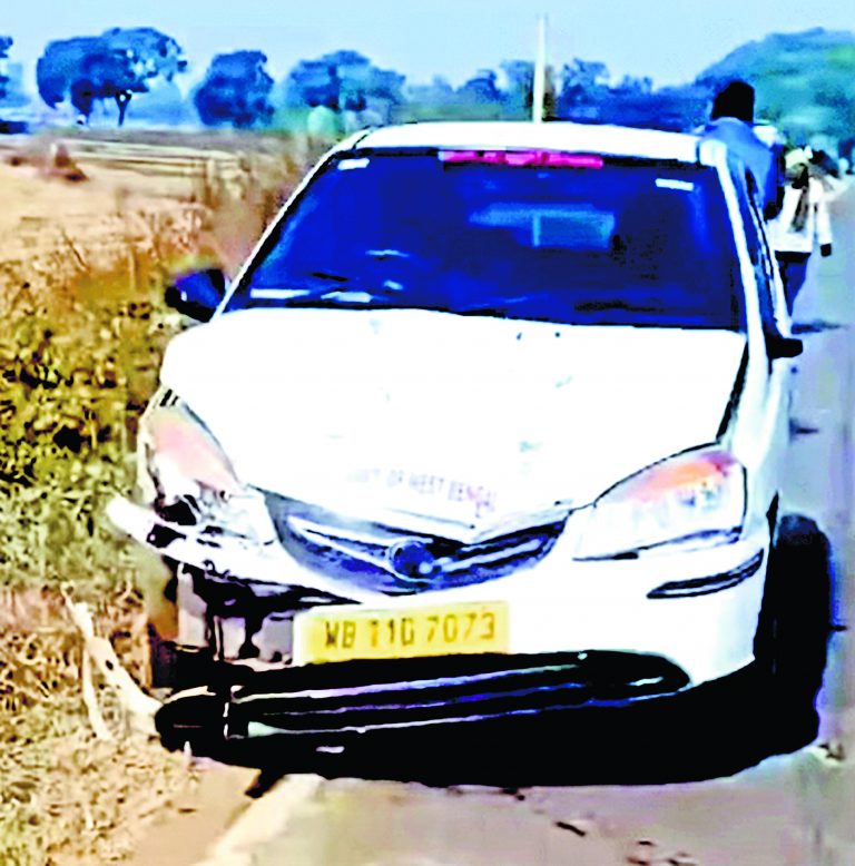 बर्दवान में सरकारी स्टीकर लगी कार और टोटो में टक्कर, दो की मौत, दो अन्य घायल