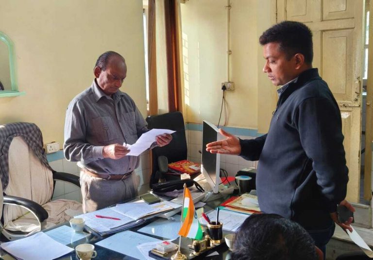 रात भर दर्द से तड़पती रहीं अंजनी, सुबह में डॉक्टर के पहुंचने पर हुआ प्रसव