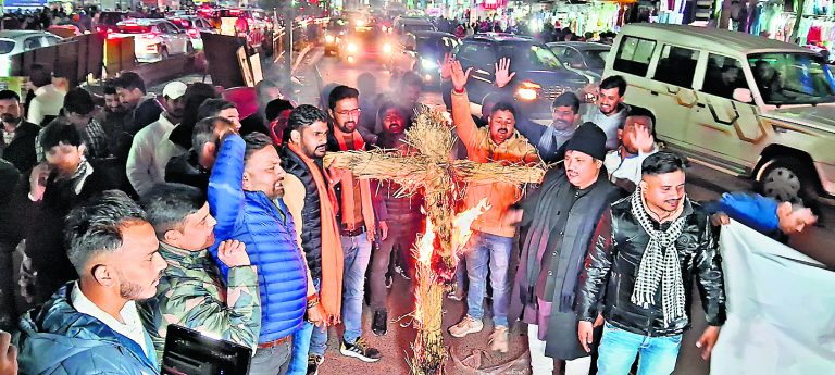 Ranchi News : सीजीएल परीक्षा रद्द करने की मांग, पुतला फूंका
