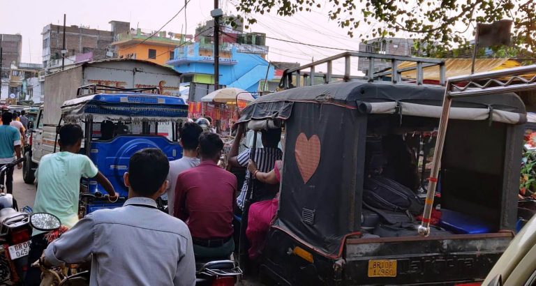 सड़क किनारे फल-सब्जियों की दुकान सजने से लग रहा महाजाम