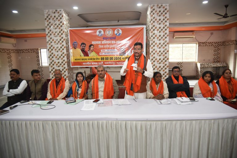 chaibasa news : चाईबासा पहुंचे पूर्व मुख्यमंत्री ने गुदड़ी घटना पर गहरी चिंता जतायी, कहा- सरकार से भरोसा उठने व थाने में न्याय नहीं मिलने पर कानून हाथ में लेती है जनता