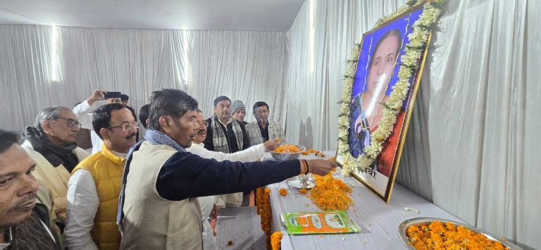 दिवंगत समाजसेवी सुमित्रा देवी को श्रद्धांजलि देने पहुंचे पूर्व केंद्रीय मंत्री व सांसद