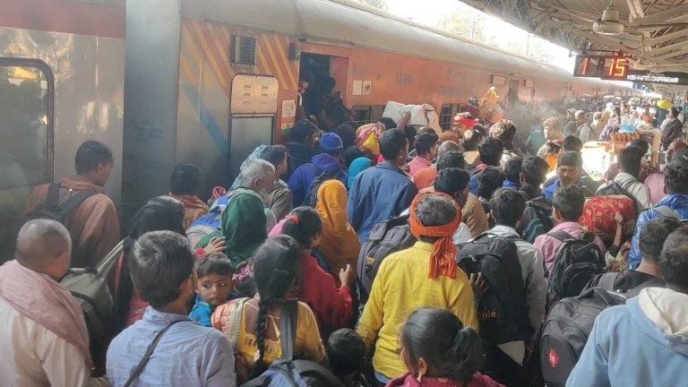 दिल्ली, मुंबई जाने वाली ट्रेनों में ठेलमठेल, स्टेशन पर रोजाना मच रही भगदड़
