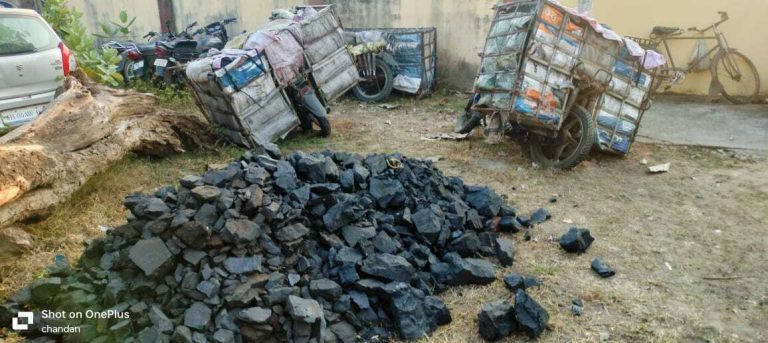 अवैध कोयला लोड दो बाइकें जब्त, चालक फरार
