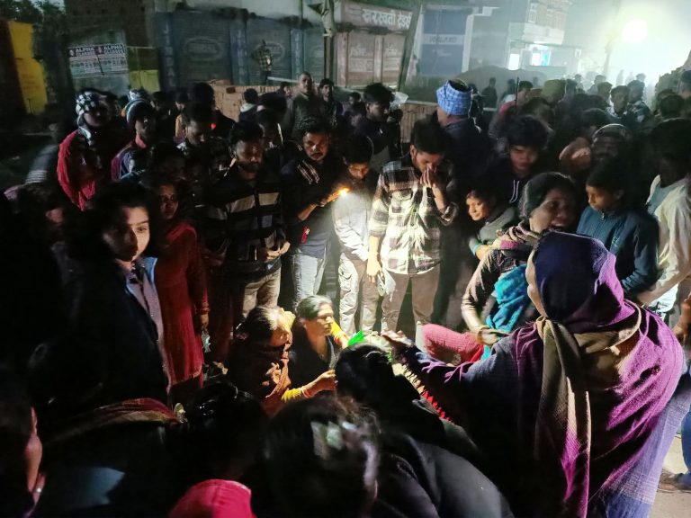 अनियंत्रित ट्रैक्टर ने निगम के सफाई कर्मचारी को रौंदा, मुआवजे के लिए सड़क जाम