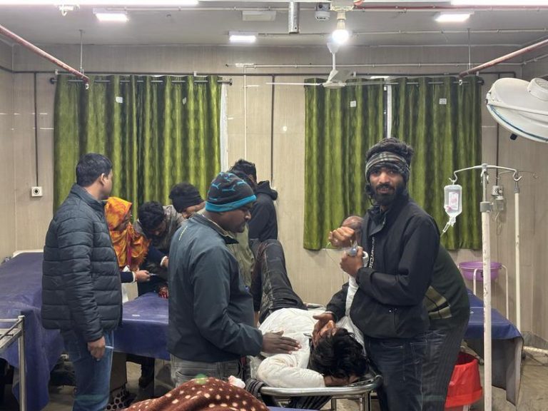 मैजिक से टकराया तेज रफ्तार बाइक, दो की हालत गंभीर