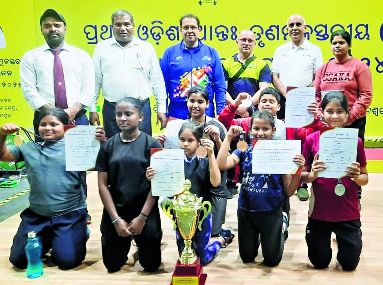 Rourkela News: राउरकेला के नौनिहालों ने अंतर जिला वेटलिफ्टिंग में स्वर्ण समेत छह पदक जीते