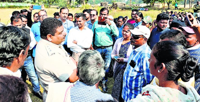 Rourkela News: रेल लाइन निर्माण के लिए जमीन की माप-जोख करने पहुंचे आरएसपी अधिकारियों का डुमेरता के ग्रामीणों ने किया विरोध