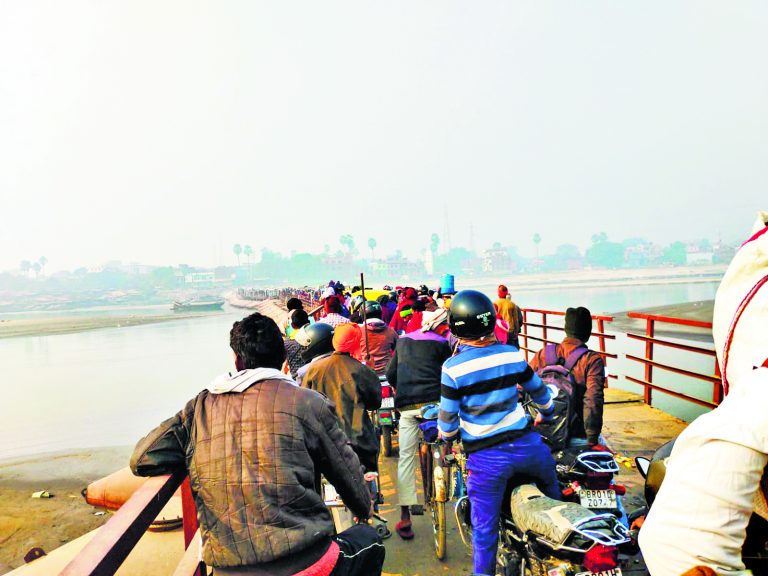 Hajipur News : गंगा नदी पर बने पीपा पुल पर लगा भीषण जाम, तीन घंटे तक बिलबिलाते रहे लोग