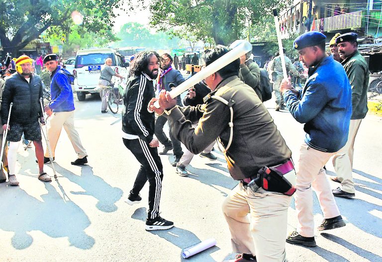 Ranchi News : पुलिस से बचकर प्रदर्शन स्थल पर पहुंचे थे देवेंद्र महतो