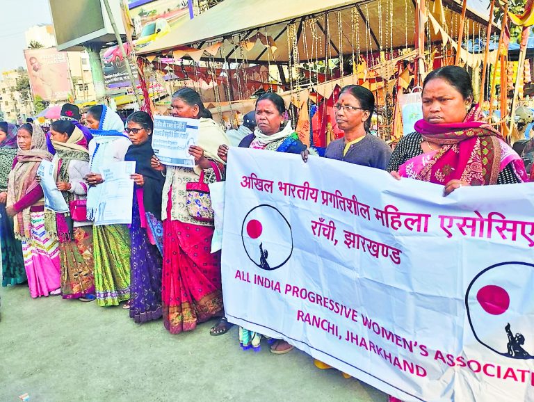 Ranchi News : मानव शृंखला बनाकर महिला सुरक्षा का दिया संदेश