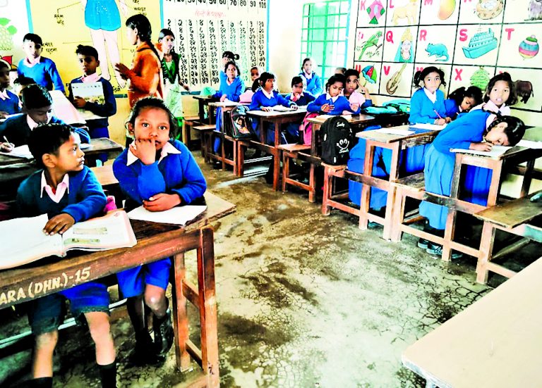 Dhanbad News : कहीं रोशनी की नहीं थी पर्याप्त व्यवस्था, कहीं एक प्रश्नपत्र से दो तीन बच्चे लिख रहे थे उत्तर