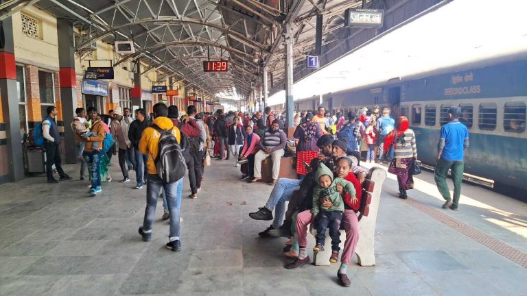 पटना-दुमका एक्सप्रेस 3 घंटे व गरीब रथ 2 घंंटे विलंब से पहुंची जमालपुर