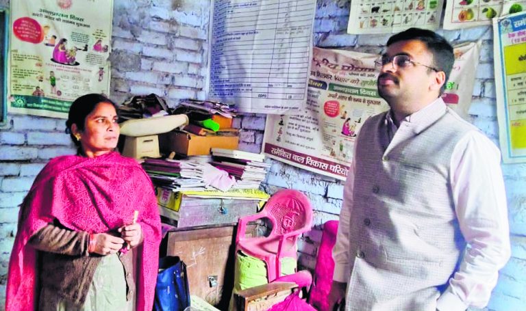 अनुमंडल पदाधिकारी ने स्कूल व स्वास्थ्य केंद्रों का किया निरीक्षण