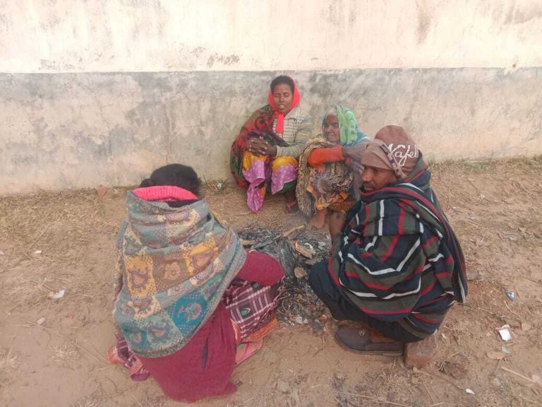 बैंकों में ई-केवाईसी प्रक्रिया बनीं मुसीबत, लोग ठंड में रातभर जागकर लगते हैं लाइन