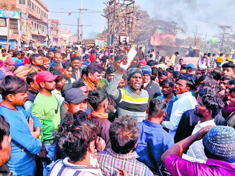 दुष्कर्म के बाद हत्या की घटना के विरोध में हंगामा