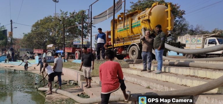 Darbhanga News: हराही में फिर से बन रही गाद, निकालने में जुटा निगम प्रशासन