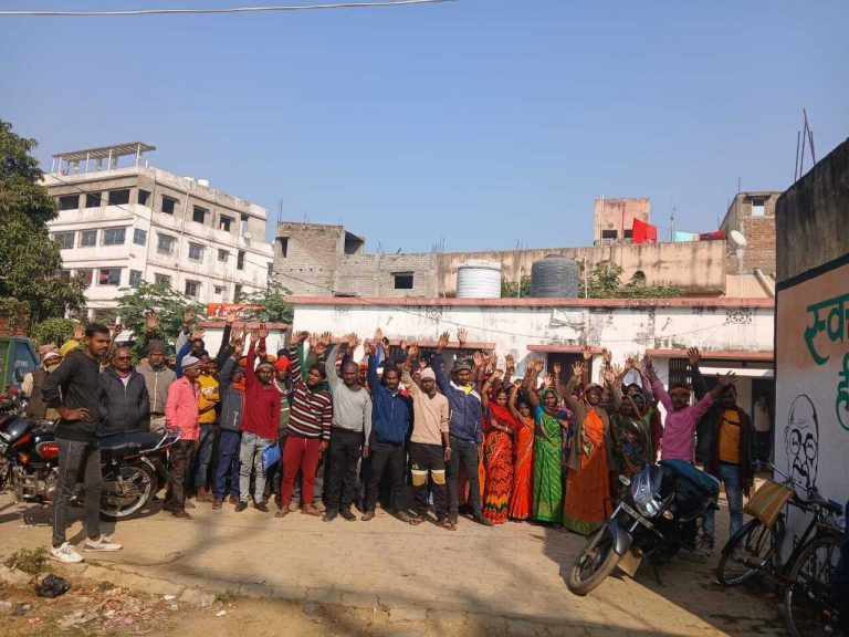 नगर पंचायत में जगह-जगह फैली है गंदगी, नहीं हो रही सफाई