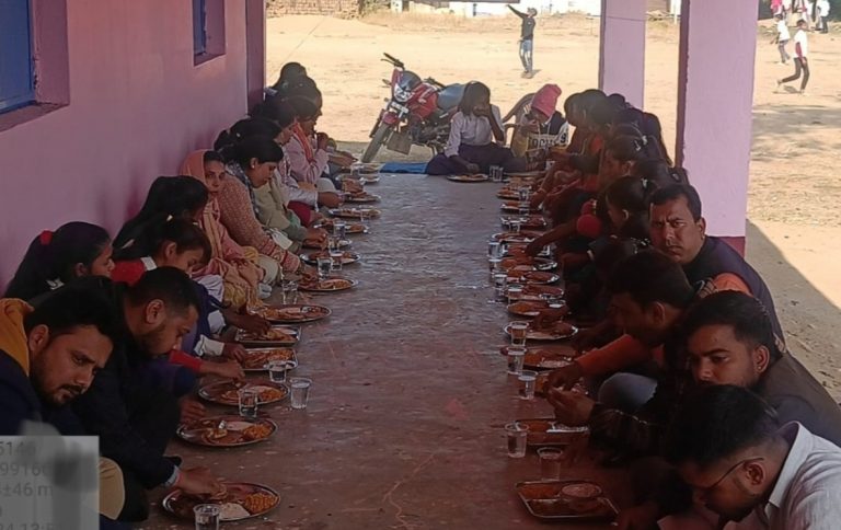 मध्य विद्यालय के बच्चों ने उठाया तिथि भोजन का लुत्फ