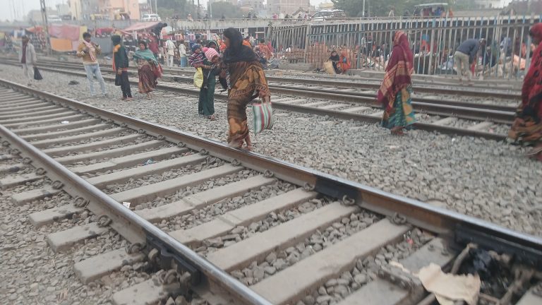 डीआरएम के आदेश बाद भी पार्किंग व स्टेकिंग की जमीन से नहीं हटा खुदरा बाजार