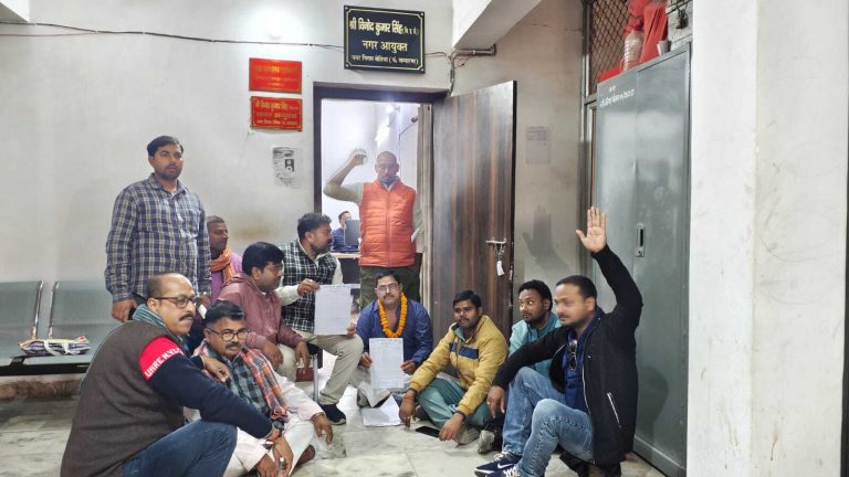 नगर निगम में हंगामा, आश्वासन देकर आयुक्त ने खत्म कराया पार्षद संघ के अध्यक्ष का अनशन