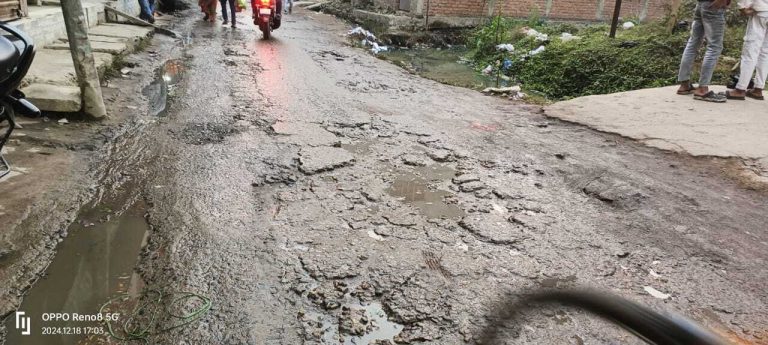 काश ! शहर की इन सड़कों से भी गुजरता मुख्यमंत्री का काफिला