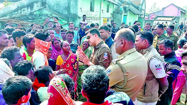 पाइपलाइन बिछाने का विरोध पुलिस ने किया बल प्रयोग