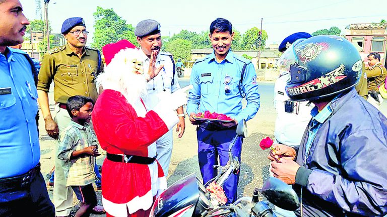 सैंटा क्लॉज ने गाड़ीवालों को समझाये ट्रैफिक नियम, भेंट किया गुलाब का फूल