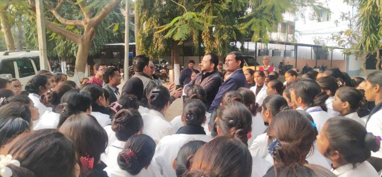 मेस में मनमानी की शिकायत करने समाहरणालय पहुंची जीएनएम स्कूल की छात्राएं