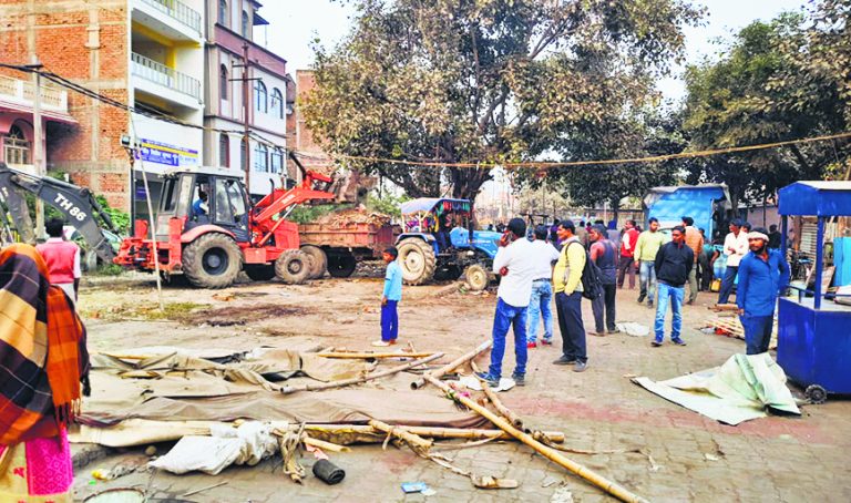 hajipur news. अतिक्रमण पर नगर परिषद प्रशासन ने चलाया बुलडोजर