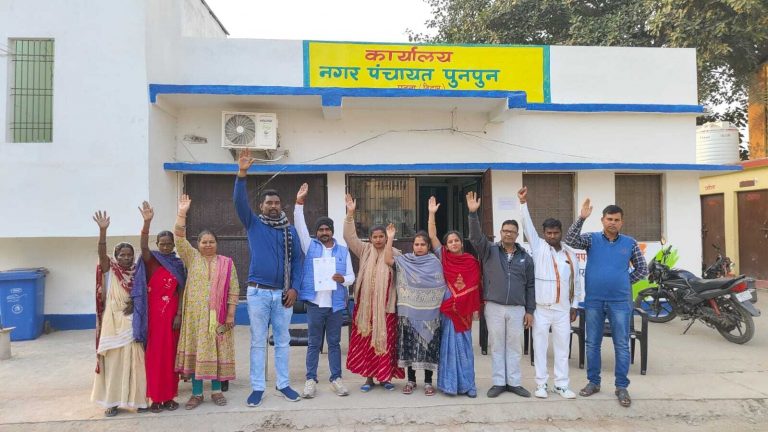 पुनपुन नपं कार्यालय को पार्षदों ने घेरा