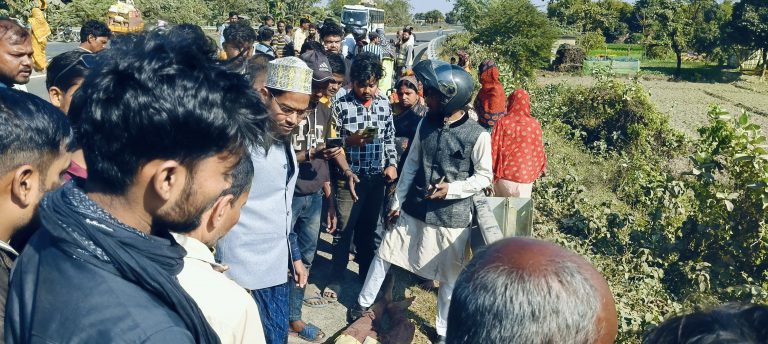 दो बाइक की टक्कर में तीन युवक गंभीर रूप से घायल