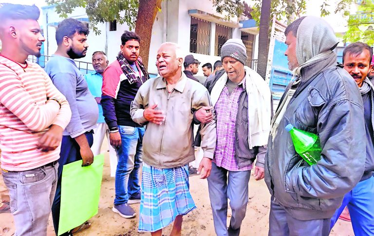 ट्रक ने बाइक सवार मामा-भांजा समेत तीन को रौंदा, एक की मौत