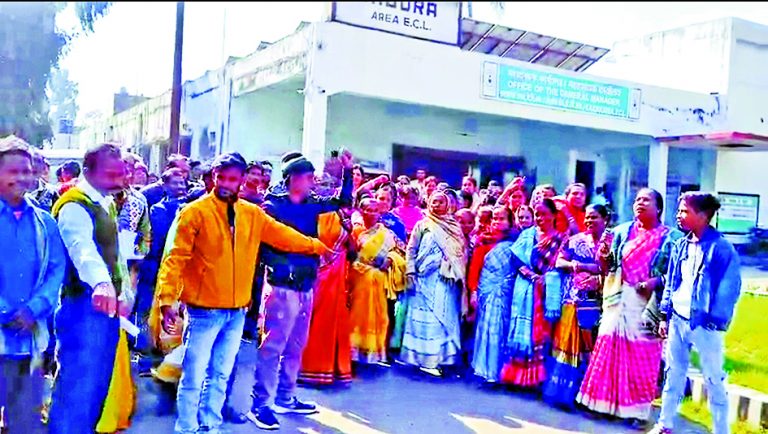 पुनर्वास की मांग पर ग्रामीणों ने किया काजोड़ा जीएम कार्यालय का घेराव