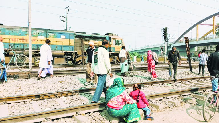 Chhapra News : चेतावनी को अनसुना कर रेल ट्रैक पार करते हैं लोग, हादसे का बना रहता है खतरा