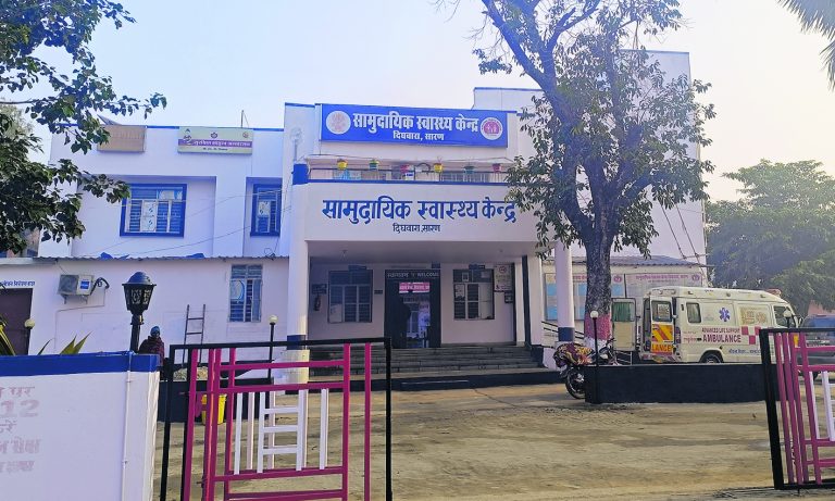 Chhapra News : सीएचसी दिघवारा में चिकित्सकों की कमी से मरीजों को होती है परेशानी