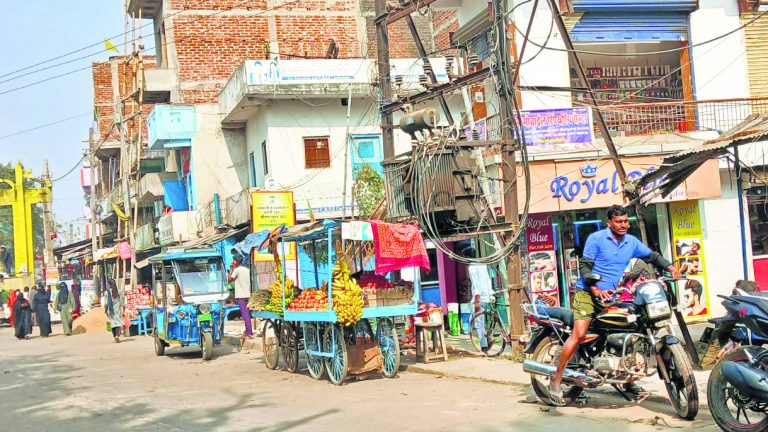 कुर्था में अस्थायी अतिक्रमणकरियों पर चलेगा प्रशासन का बुलडोजर