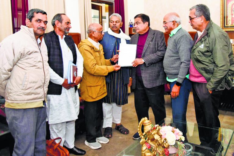 गडकरी को सौंपा ज्ञापन