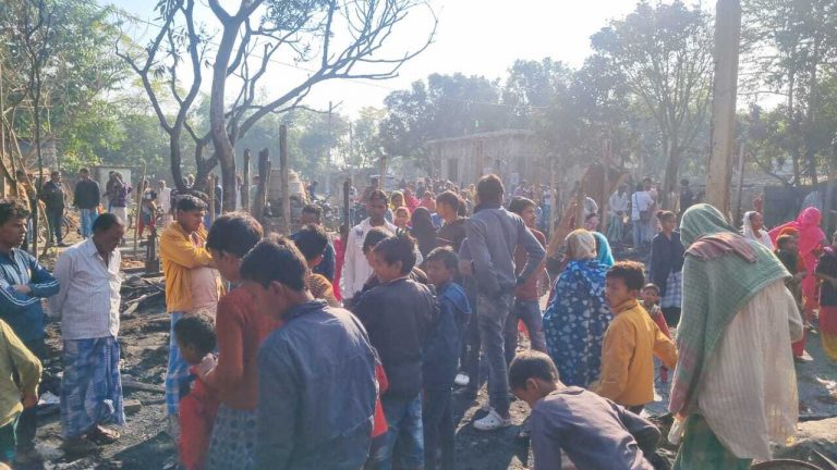 किशनगंज की खबर…घर में लगी आग, लाखों का सामान जलकर राख