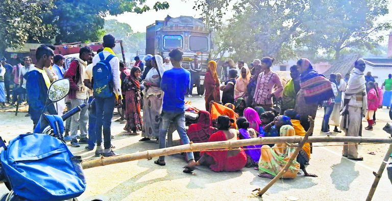 पिकअप ने तीन छात्राओं को रौंदा, एक की मौत