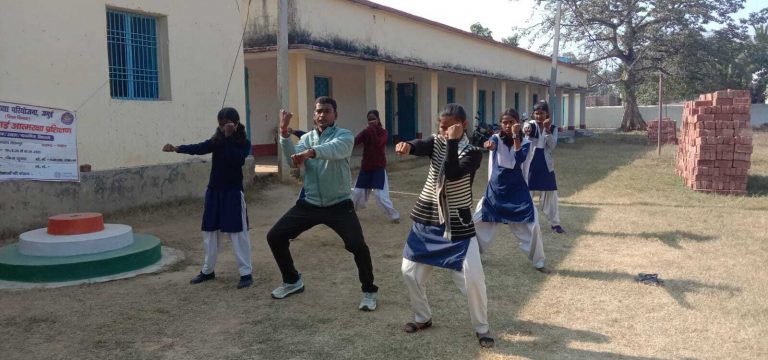 छात्राओं को दिया गया कराटे का प्रशिक्षण