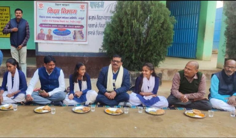 उत्क्रमित मध्य विधालय के बच्चों ने  तिथि भोजन का उठाया लुत्फ