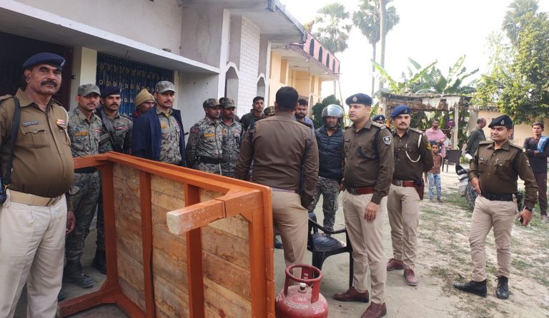 जेसीबी लेकर घर पर पहुंची पुलिस तो 16 कांडों का वांटेड अपराधी थाने पहुंच किया आत्मसमर्पण