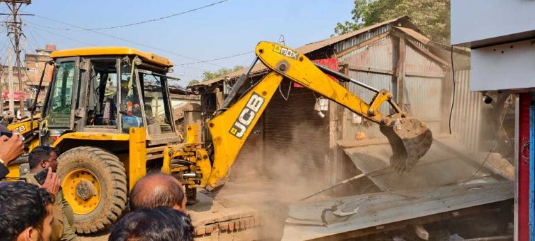 अतिक्रमण पर चला प्रशासन का बुलडोजर, दर्जनों दुकान-मकानों के पैराफिट किये गये ध्वस्त