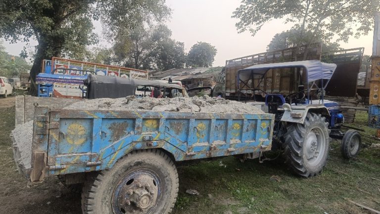 अवैध ढंग से बालू ले जा रहे ट्रैक्टर को पुलिस ने किया जब्त