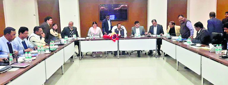 Political news : राजस्व वसूली का लक्ष्य पूरा नहीं करनेवाले अधिकारियों पर होगी कार्रवाई : दीपक बिरुआ