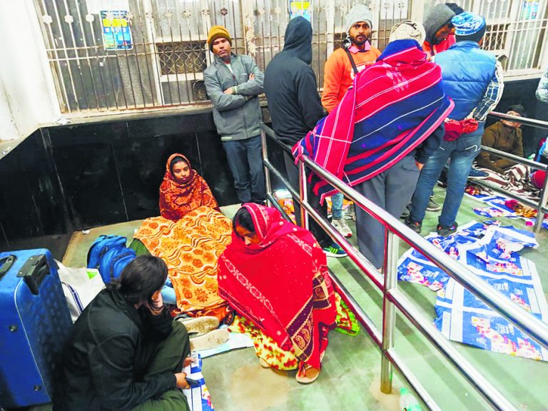 Buxar News : तत्काल काउंटर के सामने रातभर सोने पर भी नहीं मिल रहा टिकट
