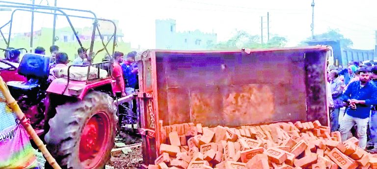 ईंट से लदे ट्रैक्टर ने सड़क पर खड़े बाइक सवार को ठोका, महिला की मौत, दो हुए घायल