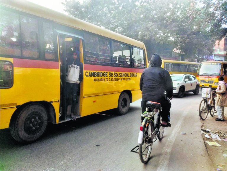 Buxar News: विभिन्न दिशाओं से एक साथ बड़े वाहनों के पहुंचने से गोलंबर पर लगा महाजाम