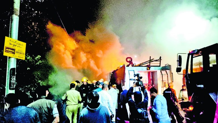 न्यू अलीपुर : बस्ती में लगी आग